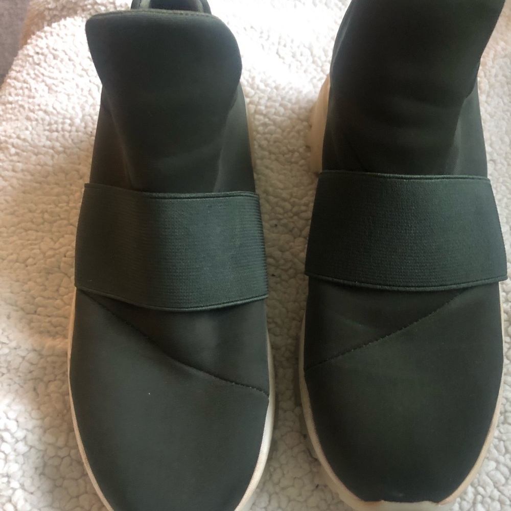 J Slides gently worn shoes size 6